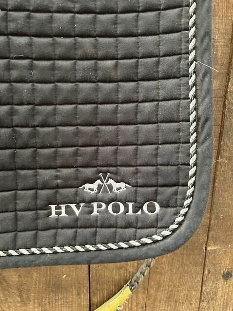 tapis noir dressage
