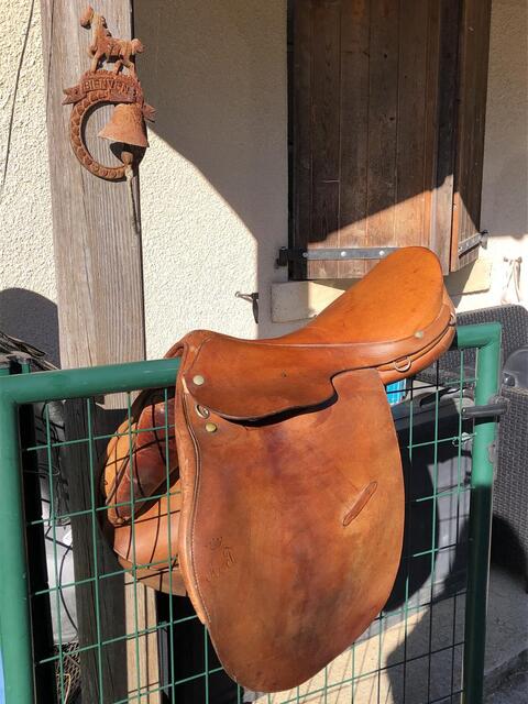 Selle en cuir marron