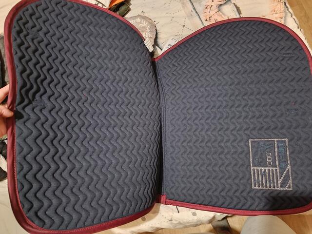 Jump'In - Tapis de selle Show One bordeaux/ marine