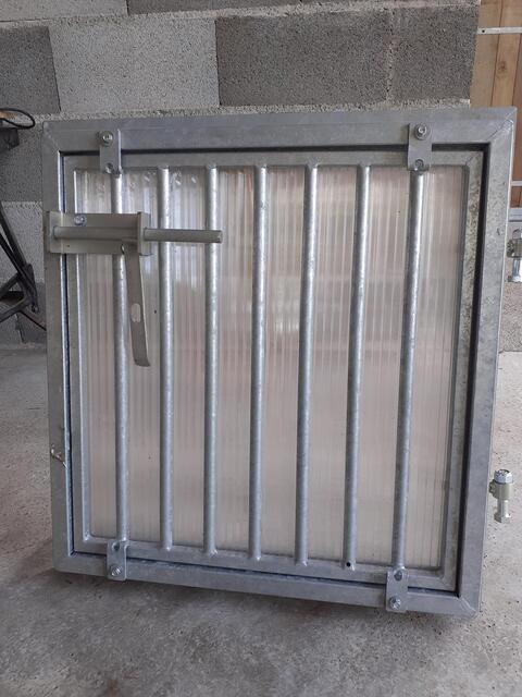 fenêtre de box en acier