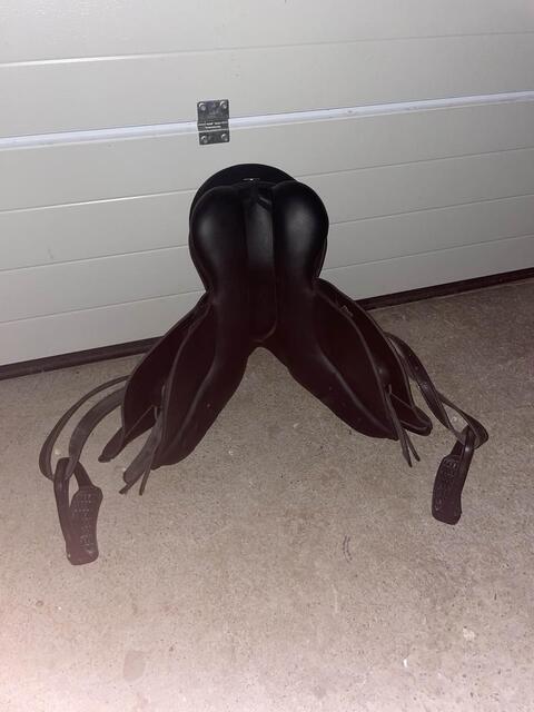 selle fouganza noir synthétique