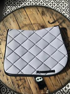 Tapis gris clair bordures noires