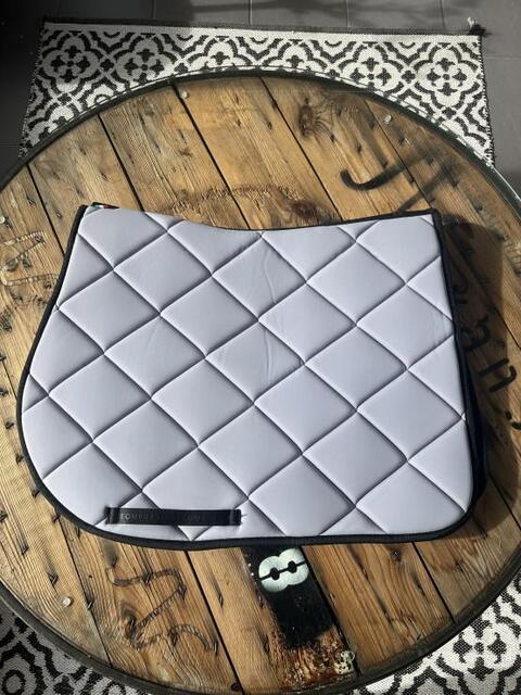 Tapis gris clair bordures noires