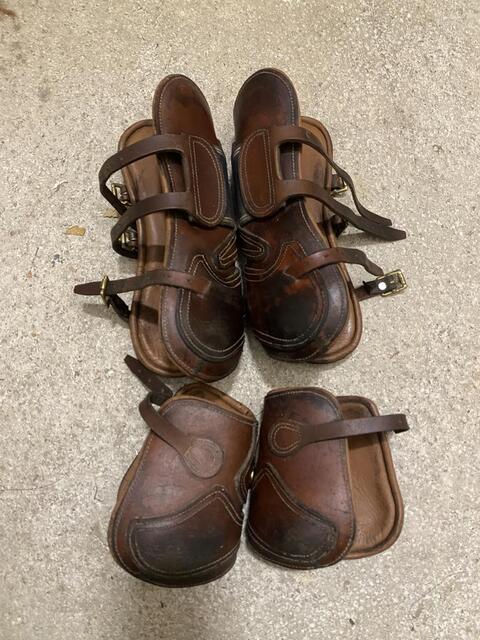 Guêtres et protèges boulets en cuir