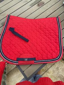 Tapis HKM rouge taille cheval très bon état