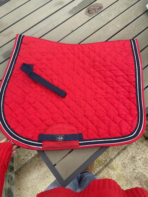 Tapis HKM rouge taille cheval très bon état