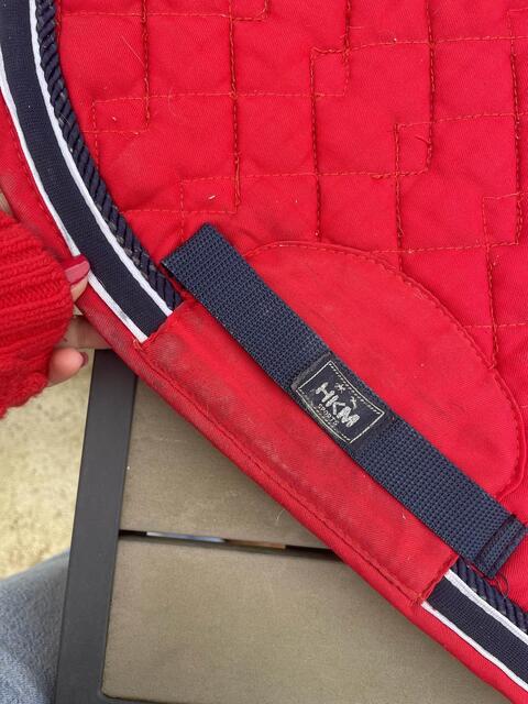 Tapis HKM rouge taille cheval très bon état