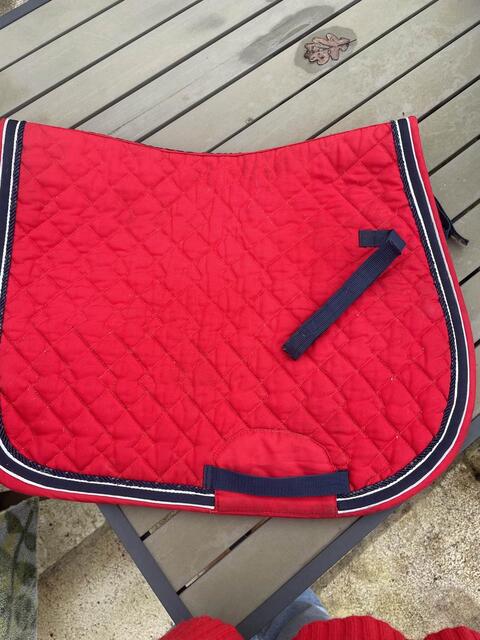 Tapis HKM rouge taille cheval très bon état