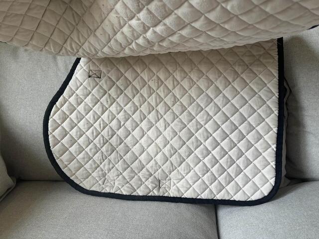 Tapis écru et noir