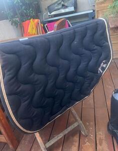 tapis Pénélope noir coupé sport lisere rose gold