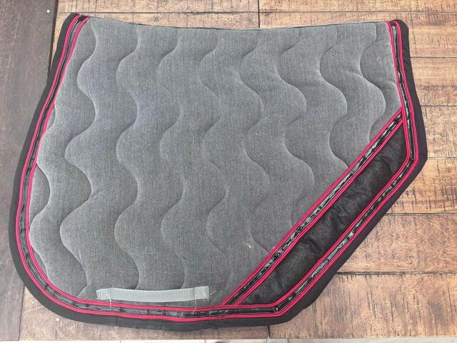 tapis paddock sport gris et rouge
