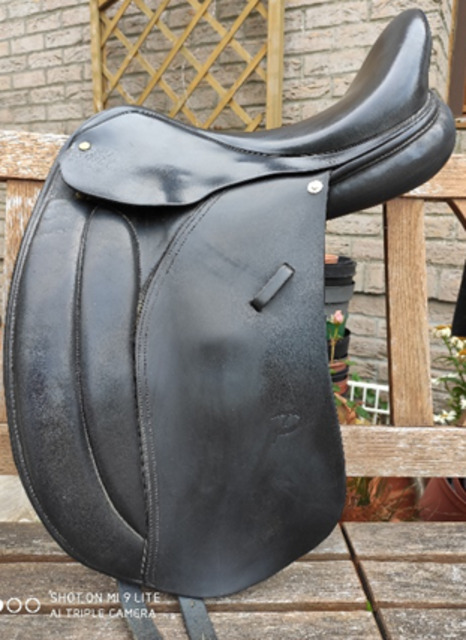 Selle de dressage (17 pouce)