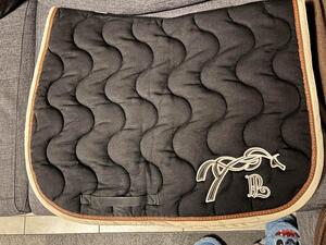tapis Pénélope noir/camel