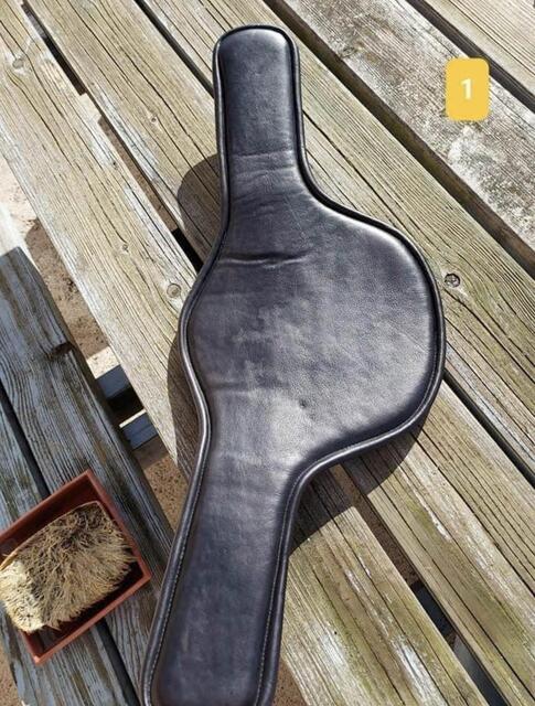 Bavette Courte en cuir Noir