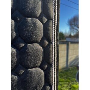 Tapis équiline brodé
