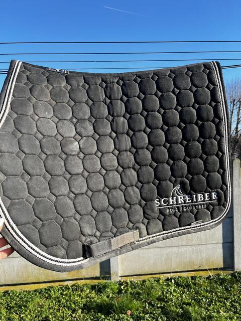 Tapis équiline brodé