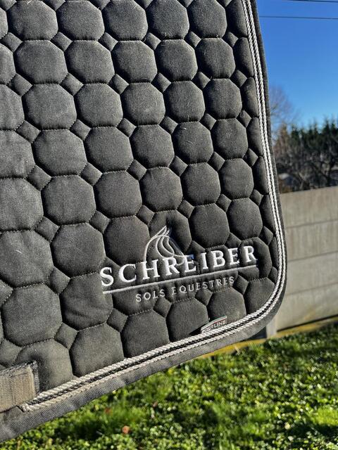 Tapis équiline brodé