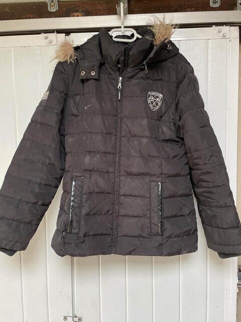 veste noir flags and cup