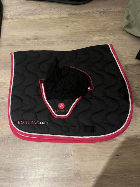 tapis equibao noir et rose