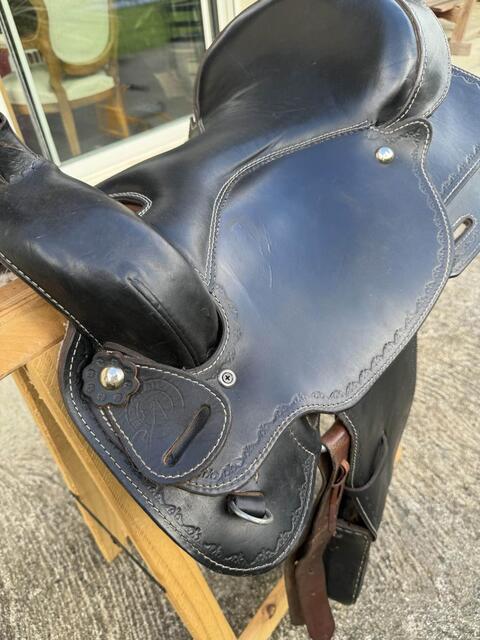 selle western noir