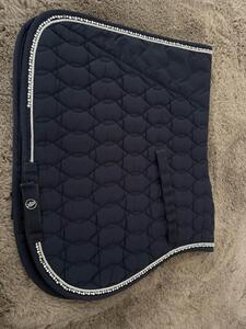 tapis bleu à paillette sur le bord