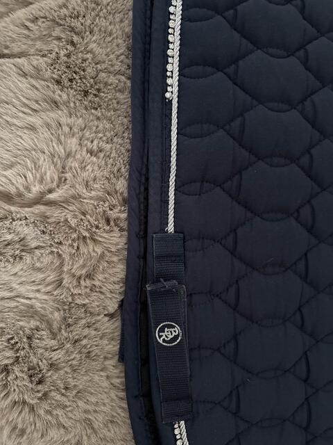 tapis bleu à paillette sur le bord