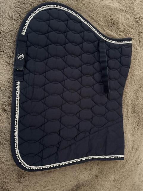 tapis bleu à paillette sur le bord