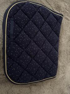 tapis bleu avec paillette et bord doré