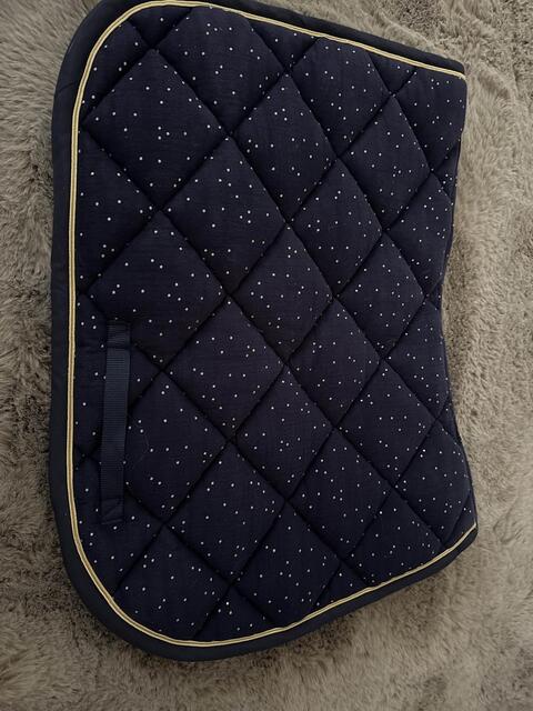 tapis bleu avec paillette et bord doré