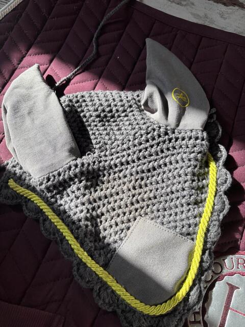 bonnet gris avec liseré vert