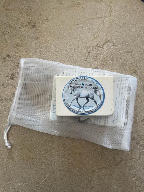 savon pour chevaux gris
