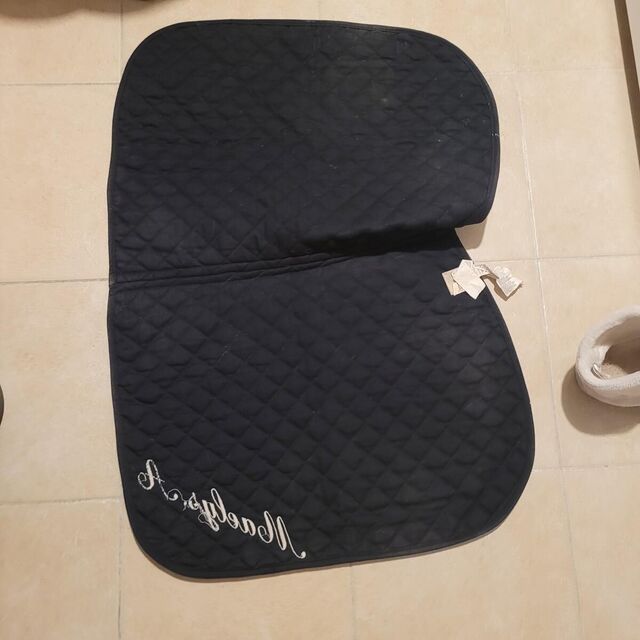 Tapis noir avec broderie