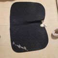 Tapis noir avec broderie