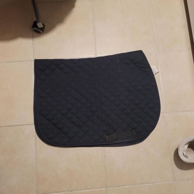 Tapis noir avec broderie