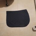 Tapis noir avec broderie