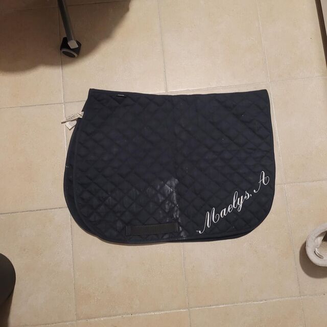 Tapis noir avec broderie