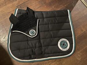 Ensemble tapis et bonnet forestier