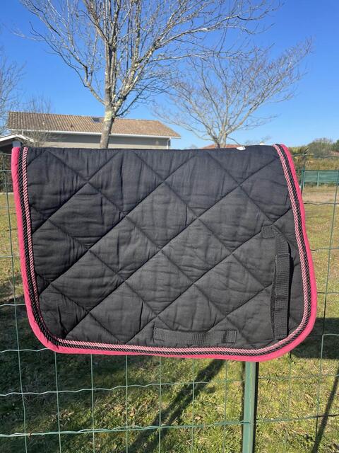 Tapis HFI noir rose