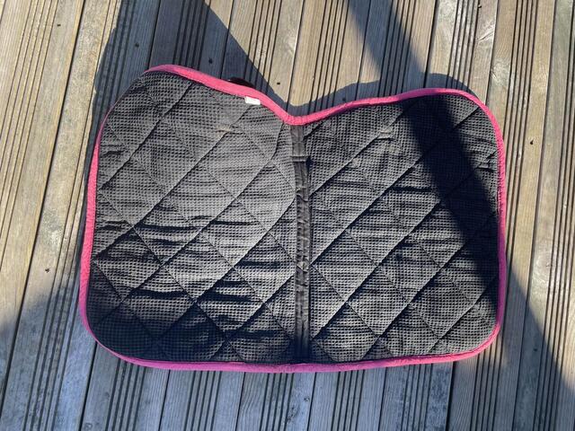 Tapis HFI noir rose