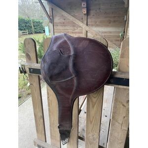 bavette marron cuir devoucoux