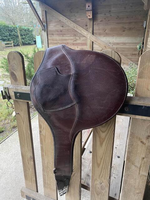 bavette marron cuir devoucoux