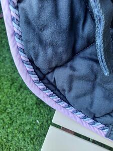 Tapis gris et rose