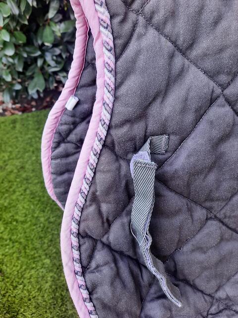 Tapis gris et rose