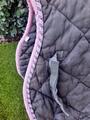 Tapis gris et rose