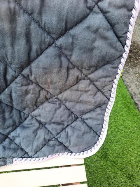 Tapis gris et rose