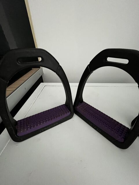 Étriers violet