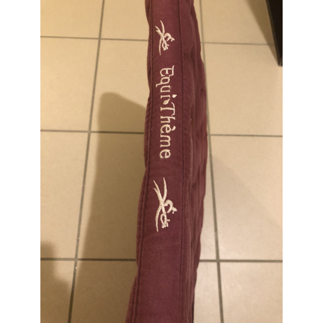 Tapis bordeaux équi-theme