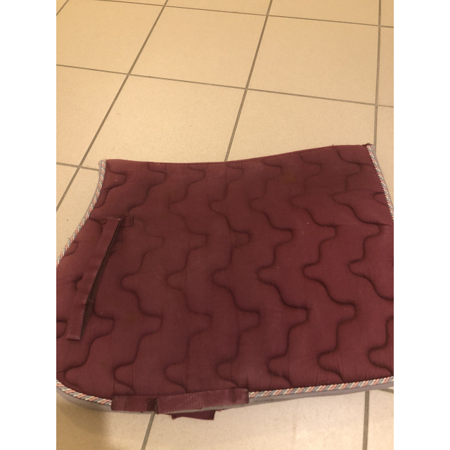 Tapis bordeaux équi-theme