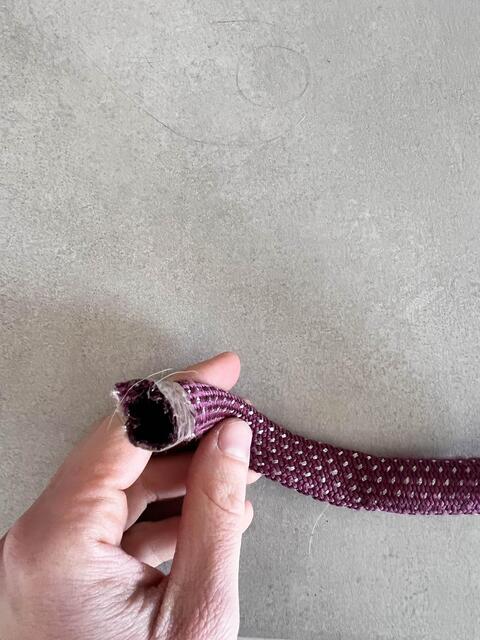 Licol poney nylon couleur prune framboise avec fil argenté