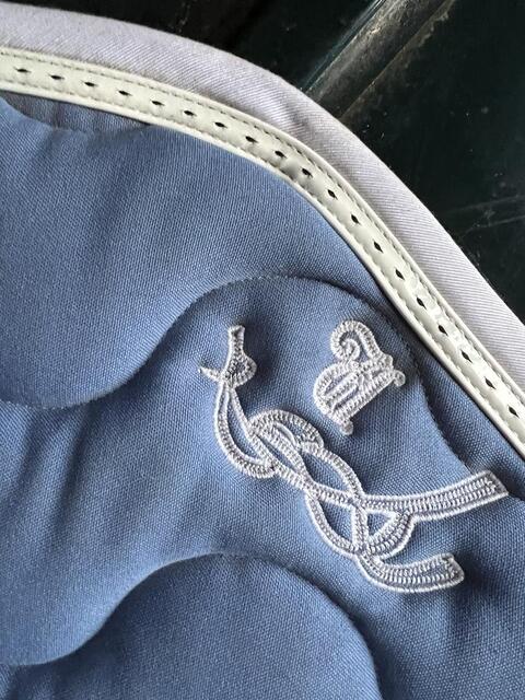 Tapis bleu clair Pénélope coupe sport